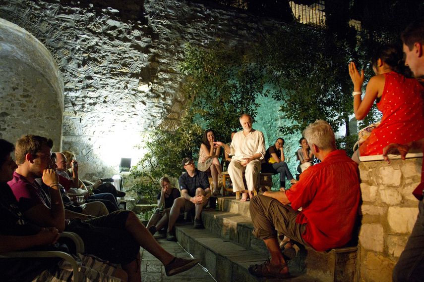  "Socrates Now", παράσταση με τον Γιάννη Σιμωνίδη στον αύλειο χώρο του Μουσείου