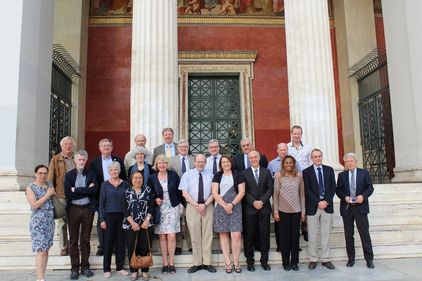 Τα μέλη του International Liver Study Group “Gnomes” και οι συνοδοί τους μπροστά στα Προπύλαια του Κεντρικού Κτηρίου του ΕΚΠΑ