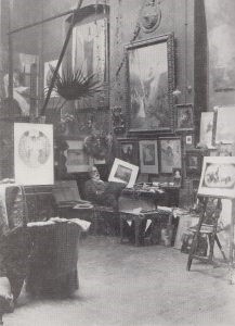 Ο Γύζης στο εργαστήριό του στο Μόναχο, 1898. Στον τοίχο πίσω του, στο πάνω μέρος, διακρίνεται το προσχέδιο του Λαβάρου του Πανεπιστημίου Αθηνώ? Ο Γύζης στο εργαστήριό του στο Μόναχο, 1898. Στον τοίχο πίσω του, στο πάνω μέρος, διακρίνεται το προσχέδιο του Λαβάρου του Πανεπιστημίου Αθηνών (Εθνική Πινακοθήκη – Μουσείο Αλεξάνδρου Σούτσου)